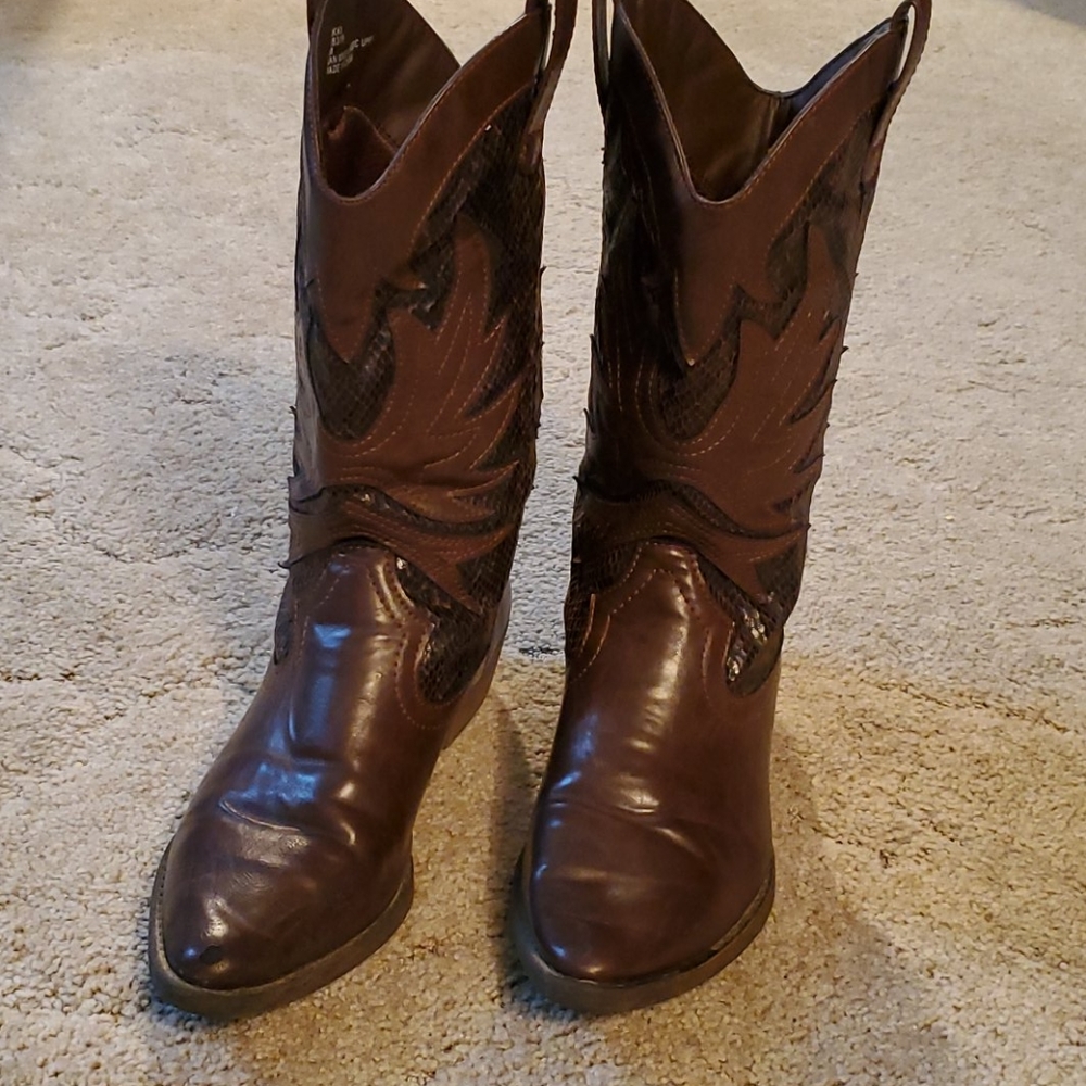 Vikki, cowgirl boots. Brown faux leather